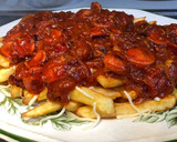 Foto del paso 4 de la receta: Salchichas con patatas fritas, tomate y queso