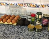 Foto del paso 1 de la receta: Huevos rellenos de aguacate