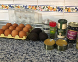 Foto del paso 1 de la receta: Huevos rellenos de aguacate