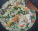 Foto langkah ke 4 dari resep Ayam sayur kuah santan.