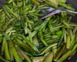 Foto langkah ke 2 dari resep Tumis Genjer Tauco Pedas.