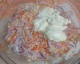 Foto del paso 2 de la receta Ensalada de col con zanahoria, brotes de soja y cebolla roja