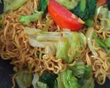 Foto langkah ke 4 dari resep Mie Goreng Cepat Saji.