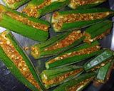 A picture of step 2 of Masala okra with dry coconut.