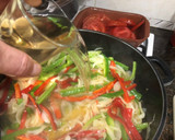 Foto del paso 5 de la receta: Muslos de pollo al horno con verduras