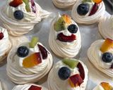 Foto del paso 7 de la receta: Mini pavlovas navideñas con dulce de leche, crema y frutas