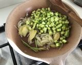 Foto del passaggio 3 della ricetta Mezzi Paccheri Ondulati con Vongole, Crema di Asparagi, Datterini Confit e Basilico Fritto