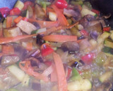 Foto del paso 3 de la receta: Salteado de verduras con arroz a la cerveza