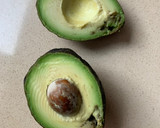 Foto del paso 6 de la receta: Tataki de salmón acompañado de salsa de aguacate y encurtidos