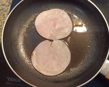 A picture of step 2 of Cochinitos Sandwich with Rustic Bread and Tomato.