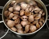 Foto del paso 1 de la receta: Receta de Garbanzos con gambones y berberechos