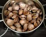 Foto del paso 1 de la receta: Receta de Garbanzos con gambones y berberechos