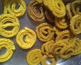 ચકરી (Chakri Recipe In Gujarati) રેસીપી સ્ટેપ2ફોટો