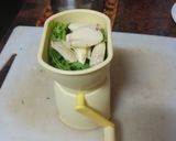 Foto del paso 3 de la receta: Buñuelos de puré de papas, abadejo, palitos de cangrejo y cebolla sofrita con ensalada