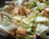 Foto langkah ke 3 dari resep Tumis Tahu Kol.