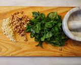 Foto del paso 1 de la receta: Pesto de albahaca 🌿