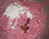 A picture of step 4 of Semolina Beetroot steamed cake.