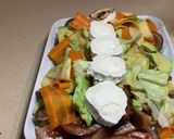 Foto del paso 7 de la receta: Ensalada de tomates, aguacate, verduras encurtidas y rulo de cabra tostado