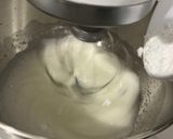 Foto del passaggio 4 della ricetta Ciambella Nuvoletta bicolore (sofficissima) ☁️🍋🍫