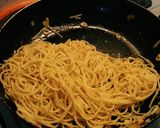 Foto langkah ke 5 dari resep Spaghetti Aglio Olio Salmon.
