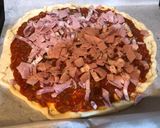 Foto del paso 1 de la receta Pizza con salsa napolitana bacon, jamón dulce y huevos de codorniz