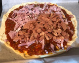 Foto del paso 1 de la receta: Pizza con salsa napolitana bacon, jamón dulce y huevos de codorniz