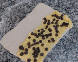 Foto del paso 2 de la receta: Triángulitos de hojaldre rellenos de crema y pepitas de chocolate