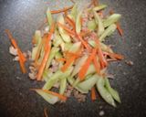 รูปขั้นตอนการทำที่ 2 ของ ผัดแตงกวาหมูสับใส่ไข่ (อาหารเด็ก)