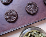 Foto del paso 5 de la receta: Galletitas de harina de coco y de algarroba 🌱3 ing. sin azúcar ni edulcorante ni balanza, ni gluten