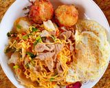 Hình bước làm 2 của món Mì xào bò, trứng gà ốp la