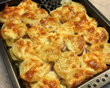 Sütőben sült hagymás krumpli sok sajttal: krémes és pikáns recept fázis 10 fotója