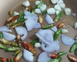 รูปขั้นตอนการทำที่ 1 ของ มะเขือม่วงผัดกะปิหมูสับ
