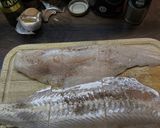 Paradicsomszószban sült tőkehal kapribogyóval és mazsolával mediterrán módra recept fázis 3 fotója