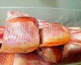 Foto del paso 1 de la receta Mojarra frita, ensalada, arroz y chips de plátano