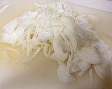 Foto del paso 1 de la receta: Cebolla caramelizada sin azúcar