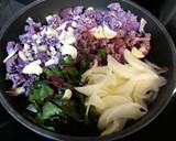 Foto del paso 1 de la receta: Coliflor morada con cebolla y hojas de remolacha