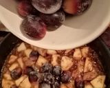 Une image de l'étape 2 de Crumble chocolat pomme raisin.