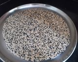 सफेद और काले तिल के सौफ्ट लड्डु (White & Black Til Ke Soft Ladoo ki recipe in hindi) रेसिपी चरण 1 फोटो