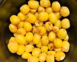 Hình bước làm 1 của món Vào bếp cùng con: nước nha đam hạt sen mật ong