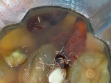 Carne de puerco con nopales en salsa de chile mora