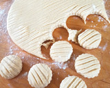 "Békebeli" vajas pogácsa recept fázis 3 fotója