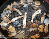 Foto del paso 4 de la receta: Spaghetti negro con almejas, navajas y un punto de alioli