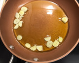 Foto del paso 3 de la receta: Chantarellas con puré de trufas y yema pasteurizada