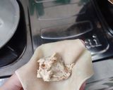 Foto langkah ke 3 dari resep Pangsit goreng isi ayam (olahan sisa ayam goreng).