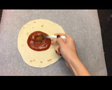 Foto del paso 2 de la receta: Pizza en tortita de trigo 🍕🍕