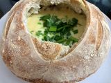 Fondue de quesos en pan de campo