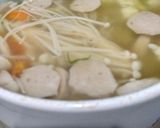 Foto langkah ke 3 dari resep 64. Sop enoki kembang kol bakso.