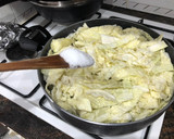 Foto del paso 2 de la receta: Alas de pollo con ajos y vino con rehogado de col