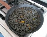 Foto del passaggio 7 della ricetta Gnocchi neri con fiori di zucca cotto noci e stracchino