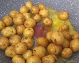 Foto langkah ke 1 dari resep Gamja Jorim 감자조림 (Korean Baby Potatoes).